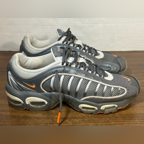 Nike Men's Size 10 Tailwind 4 Dark Grey Total Orange Athletic Running Shoes - Picture 3 of 8